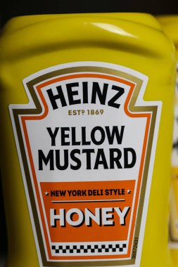 Viersen, Almanya - 9 Mart. 2023: Heinz 'ın logosu olan izole edilmiş sarı hardal sıkma şişesinin yakın çekimi