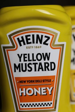 Viersen, Almanya - 9 Mart. 2023: Heinz 'ın logosu olan izole edilmiş sarı hardal sıkma şişesinin yakın çekimi