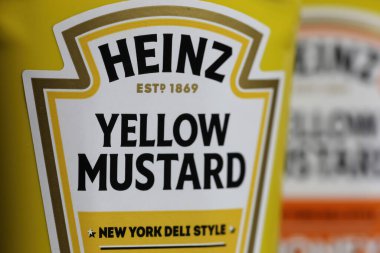 Viersen, Almanya - 9 Mart. 2023: Heinz 'ın logosu olan izole edilmiş sarı hardal sıkma şişesinin yakın çekimi