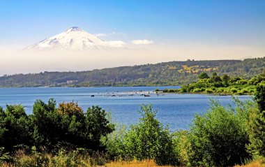 Sierra Nevada göl boyunca yürüyüş yolu, dağ manzarası, volkan arkaplan - Conguillio Ulusal Parkı, Şili