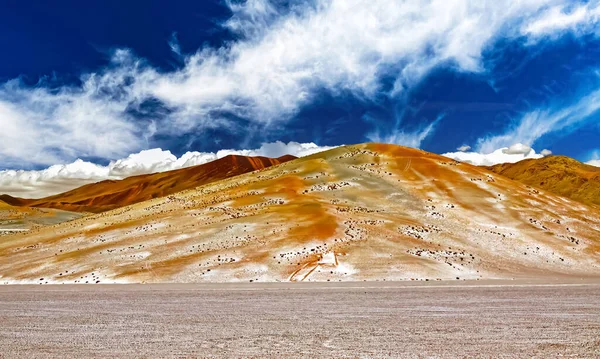虚幻美丽的干枯风景 平坦的盐湖高原 五彩斑斓的黄色橘红色山脉 蔚蓝的天空 智利阿塔卡马的玛丽昆加 — 图库照片