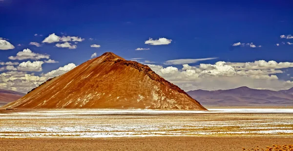 Prachtige Indrukwekkende Uitgestrekte Woestijn Landschap Eenzame Rode Berg Het Midden — Stockfoto
