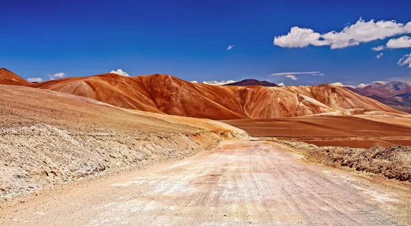 干枯荒芜的荒漠山谷 红色砂岩山脉 智利阿塔卡马科皮亚波 空旷的白土公路 — 图库照片