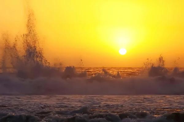 黄色の黄金の夕日の間に噴き出す泡の波を噴霧して太平洋での海の波 太平洋 — ストック写真