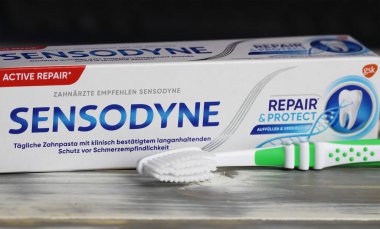 Viersen, Almanya - 9 Mart. 2023: Sensodyne diş macunu kutusunun kapatılması