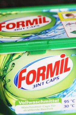 Viersen, Almanya - 9 Mart. 2023: Kutunun kapanışı Lidl indirimli Formil deterjan kapakları
