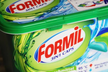 Viersen, Almanya - 9 Mart. 2023: Kutunun kapanışı Lidl indirimli Formil deterjan kapakları