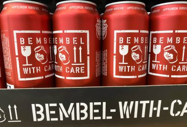 Viersen, Almanya - 9 Mart. 2023: Alman dükkanının rafında özenle hazırlanmış Alman elmalı şarabıyla konserve kutularının yakınlaştırılması