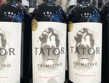 Viersen, Almanya - 9 Mart. 2023: Alman dükkanının rafında İtalyan poggio le volpi Tator primitivo kırmızı şarap şişeleri