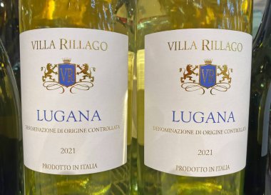 Viersen, Almanya - 9 Mart. 2023: Alman dükkanının rafında Lombardiya 'dan İtalyan Villa Rillago Lugana' ya ait beyaz şarap şişeleri