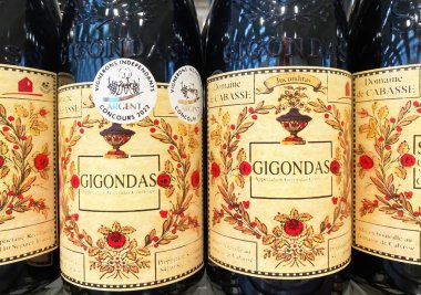 Viersen, Almanya - 9 Mart. 2023: Alman mağazasındaki Cabasse Gigondas Fransız kırmızı şarap şişelerine yakın çekim