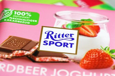 Viersen, Almanya - 9 Mayıs. 2023: Ritter Spor Çilekli Yoğurt Çikolatası