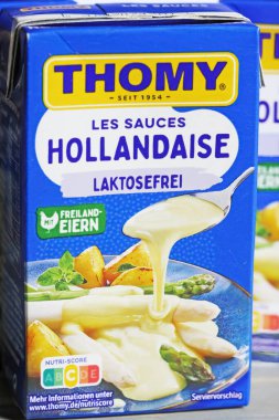 Viersen, Almanya - 9 Mayıs. 2023: Kuşkonmaz mevsiminde Thomy les salata sosunun yakın çekimi