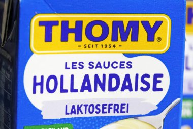 Viersen, Almanya - 9 Mayıs. 2023: Kuşkonmaz mevsiminde Thomy les salata sosunun yakın çekimi