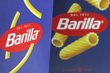 Viersen, Almanya - 9 Mayıs. 2023: İtalyan Barilla makarnası kutularının yakınlaştırılması