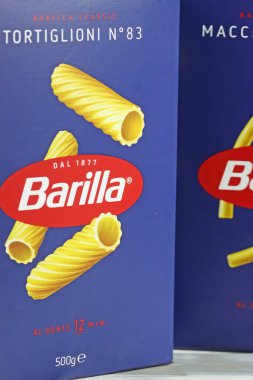 Viersen, Almanya - 9 Mayıs. 2023: İtalyan Barilla makarnası kutularının yakınlaştırılması