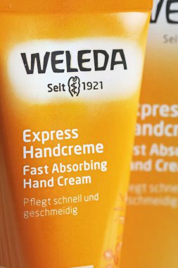 Viersen, Almanya - 9 Mayıs. 2023: Weleda el kremi güzellik ürününün kapanışı