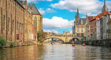 Beyler, Belçika - 9 Ekim. 2021: Belçika 'nın güzel nehri Leie' de nehir turu, ortaçağ gotik kilisesi, güneşli yaz gününde St. Michaels taş kemer köprüsü