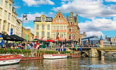 Gent (Grasbrug), Belçika - 9 Ekim. 2021: Güzel Belçika nehri Leie gezi teknesi, dış kafe, ortaçağ tipik geleneksel binaları, yazın turizm turistik rıhtımında köprü