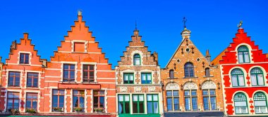 Güzel sıra tipik geleneksel renkli izole Belçika basamakları orta çağ evleri, açık mavi gökyüzü Brugge (Grote Markt), Belçika