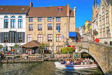 Düsseldorf, Almanya - 1 Mart. 2021: Gehry evleri, TV kulesi ve kışın derin mavi bulutsuz gökyüzüne karşı köprünün medienhafen manzarası