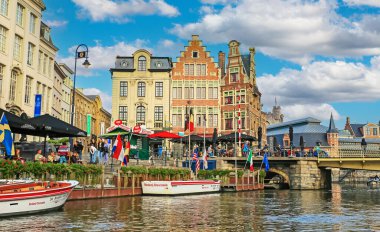 Gent (Grasbrug), Belçika - 9 Ekim. 2021: Güzel Belçika nehri Leie gezi teknesi, dış kafe, ortaçağ tipik geleneksel binaları, yazın turizm turistik rıhtımında köprü