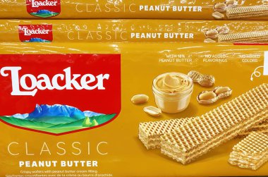 Viersen, Almanya - 9 Mayıs. 2023: Alman süpermarketlerinin raflarında Loacker fıstık ezmeli waffle paketleri