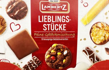 Viersen, Almanya - 9 Mayıs. 2023: Alman süpermarketinin rafındaki Lambertz pastanesinin kapanışı