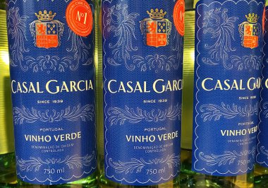 Viersen, Almanya - 9 Mayıs. 2023: Alman süpermarketinin rafında Casal Garcia Portekiz vinho verde şarabı
