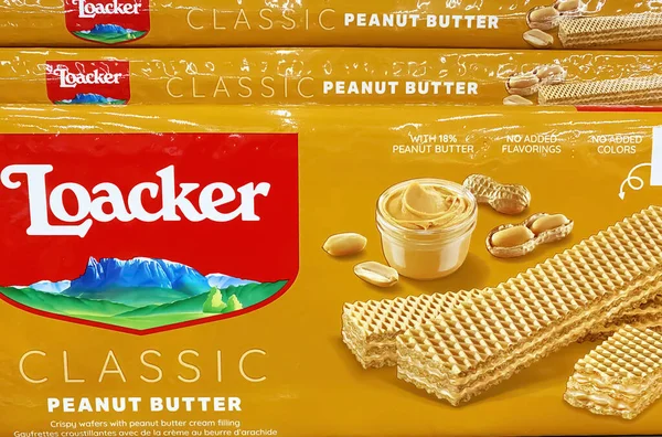 Viersen, Almanya - 9 Mayıs. 2023: Alman süpermarketlerinin raflarında Loacker fıstık ezmeli waffle paketleri