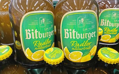 Viersen, Almanya - 9 Mayıs. 2023: Bitburger Radler bira karışımı şişelere yakın çekim