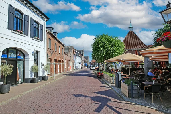 Arcen Holandia Czerwca 2023 Typowa Holenderska Ulica Zewnętrznymi Tarasami Restauracji — Zdjęcie stockowe