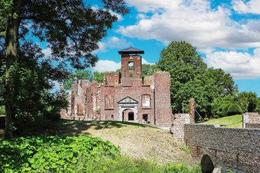 Güzel bir ortaçağ şatosu İkinci Dünya Savaşı harabesi, köprü, su hendeği, yeşil orman Kasteel Bleijenbeek, Afferden, Hollanda