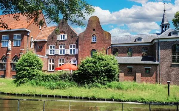 Όμορφη Κόκκινη Ολλανδική Τούβλα Και Μεσαιωνικό Κάστρο Τάφρος Νερού Boxmeer — Φωτογραφία Αρχείου