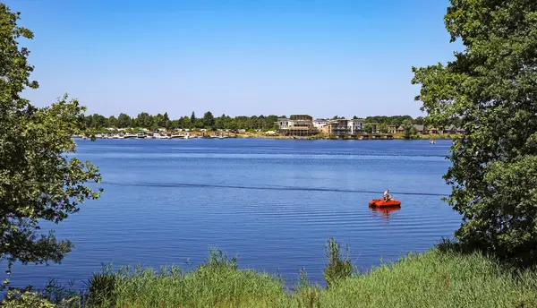 Vista Panorâmica Idílico Lago Holandês Com Resort Férias Porto Iate — Fotografia de Stock