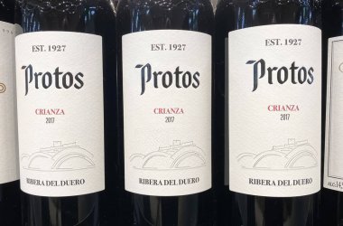 Viersen, Almanya - 4 Temmuz. 2023: Alman süpermarketinin rafında Protos Crianza marka kırmızı şarap