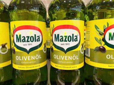 Viersen, Almanya - 4 Temmuz. 2023: Alman süpermarketinin rafında Mazola zeytinyağının yakınlaştırılması