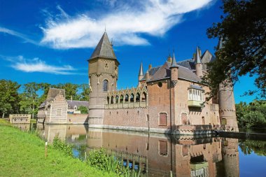 Güzel bir ortaçağ Hollanda su kalesi, yeşil bahçe parkı Kasteel Heeswijk, Hollanda