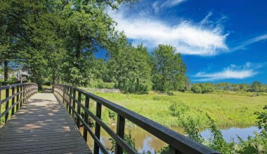 Güzel kırsal Aa Nehri Vadisi (Beekdal) manzarası, yürüyüş ve bisiklet yolunda ahşap köprü, Middelrode ve Berlicum arasında Kuzey Brabant