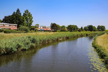 Hollanda, Hollanda, Hollanda, Hollanda, Hollanda, Hollanda 'da, deniz kıyısındaki evlerde güzel, huzurlu Aa nehri manzarası.