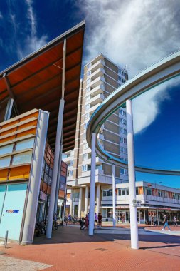 S-Hertogenbosch (Arena den Bosch), Hollanda - 8 Temmuz. 2023: Fütürist Hollanda mimarisine sahip modern alışveriş merkezinin meydanı, gökyüzüne bakan açık halka inşaatı