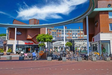 S-Hertogenbosch (Arena den Bosch), Hollanda - 8 Temmuz. 2023: Fütürist Hollanda mimarisine sahip modern alışveriş merkezinin meydanı, gökyüzüne bakan açık halka inşaatı