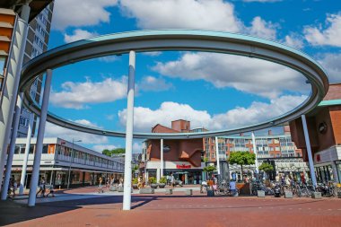 S-Hertogenbosch (Arena den Bosch), Hollanda - 8 Temmuz. 2023: Fütürist Hollanda mimarisine sahip modern alışveriş merkezinin meydanı, gökyüzüne bakan açık halka inşaatı