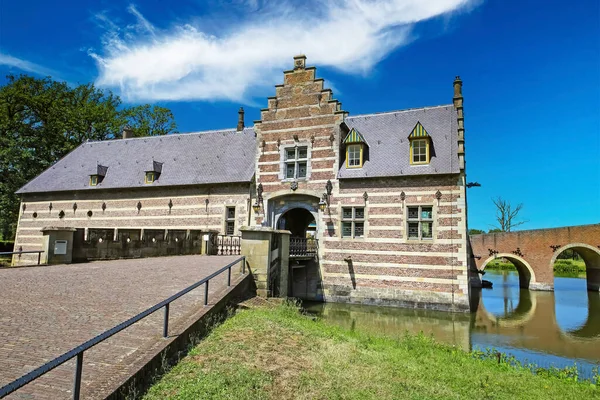 Piękne Średniowieczne Wejście Zamku Fosa Most Wieże Kasteel Heeswijk Holandia — Zdjęcie stockowe