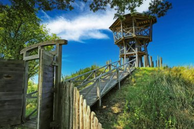 Heeswijk, Noord-Brabant, Hollanda yakınlarındaki Heeskijk yakınlarında yürüyüş ve bisiklet yolu boyunca tepenin üzerinde piknik yeri olan güzel ahşap gözetleme kulesi.