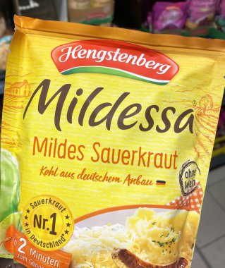 Viersen, Almanya - 9 Haziran. 2023: Alman süpermarketinde Hengstenberg Mildessa Sauerkraut paketinin yakınlaştırılması