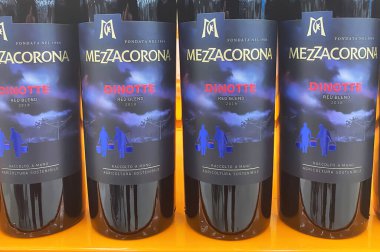 Viersen, Almanya - 9 Haziran. 2023: Mezzacorona kırmızı şarap şişelerinin kapatılması Dinotte 'nin rafa kaldırılması