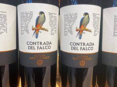 Viersen, Almanya - 9 Haziran. 2023: Şarap imalathanesinden İtalyan kırmızı şarabı Contrada del Falco San Donaci