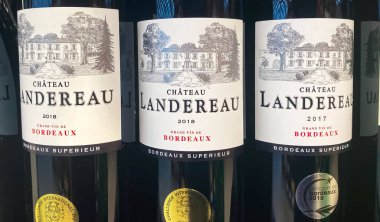 Viersen, Almanya - 9 Haziran. 2023: Fransız Bordeaux kırmızı şarabı Chateau Landeraux