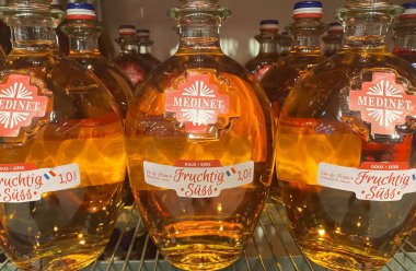 Viersen, Almanya - 9 Haziran. 2023: Alman dükkanının rafında Medinet Fransız gül şarabı şişelerinin yakınlaştırılması